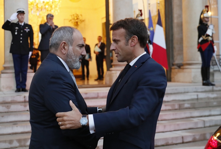 Макрон: Франция потребовала вывода азербайджанских сил с территории Армении