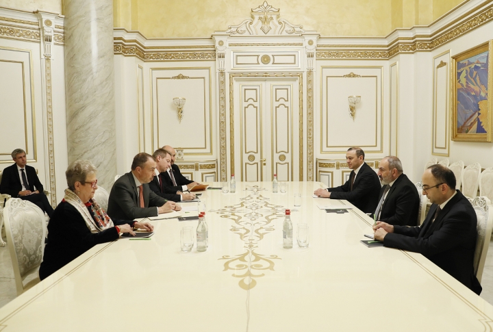 Премьер-министр РА обсудил гуманитарную ситуацию в Арцахе со спецпредставителем ЕС